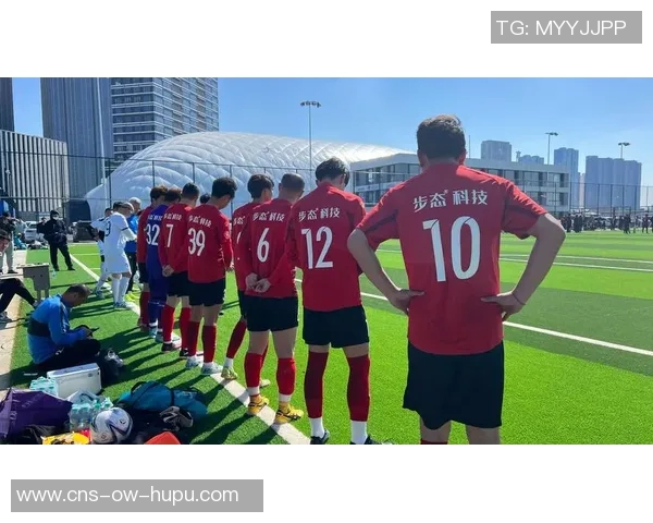 足球是梦追逐的旅程在绿茵场上绽放青春的光芒与希望